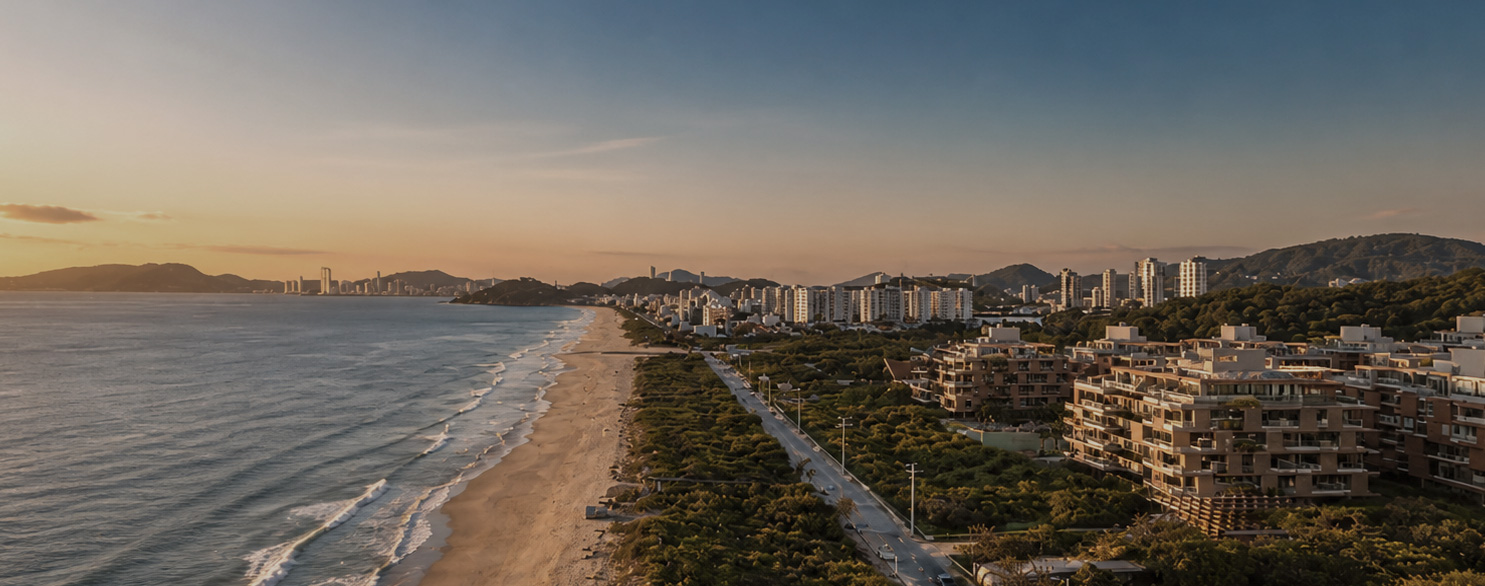 Vista aérea da Praia Brava e região de Itajaí